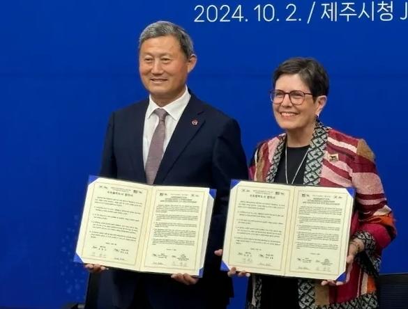 Mayor Linda Gorton and Mayor Wan-geun Kim